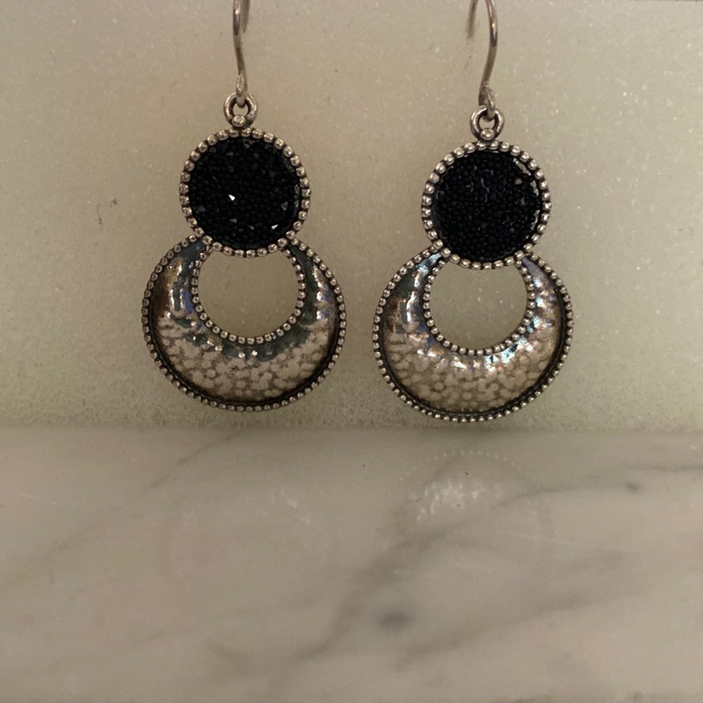 Black and metal round earrings